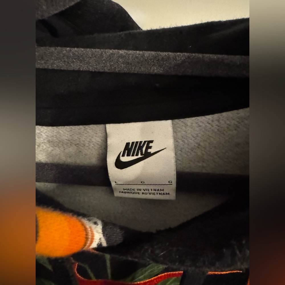 🏀 **Nike Limited Edition Hoodie – Standout Style!** 🌿 - Picture 4 of 4